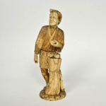 "CATADOR DE OSTRAS", estatueta  em marfim, ricamente decorada com ranhuras, mão direita remo