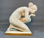 ERNST WENCK (artista) para ROSENTHAL. Grande escultura em porcelana alemã, representando Mulher Bebe