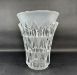 R. LALIQUE (1860-1945). Vaso FEUILLES em cristal fosco e translúcido, técnica tradicional do artista