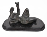 SONIA EBLING -(1918-2006) - "Mulher e pássaro". Escultura de bronze, assinado na base de gra
