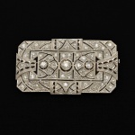 Broche barrete  em platina e brilhantes, 5, 2 x 2,7 cm, estilo art decó, 11,6 gramas