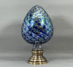 Rara pinha em vidro soprado em policromia e ouro. Apresenta elaborada decoração em tons de azul e fu