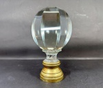 Baccarat. Pinha esferoide em cristal maciço, lapidada em largas faixas verticais. Base em metal. Fra