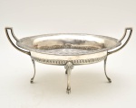 Centro de mesa prata 880. Peso 527g. Quatro pés no formato de pés de animal. Corpo oval, trabalhada