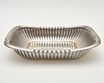 Travessa funda retangular de prata sterling teor 925. Peso 530g. Corpo em gomos. Altura 5,5 x compri
