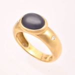 H.STERN - Anel de ouro 18 k (750) com pedra cabouchon. Peso bruto 6,7 g. Aro 18,5.