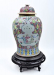 Potiche de porcelana chinesa policromada. Decoração representando figuras orientais, ideogramas, fol