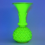 Baccarat Uralina - Raro vaso, de grande dimensão, em opalina de Baccarat, no tom dito "Uralina&#
