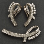 Par de brincos e broche de brilhantes, ouro branco 18 k.