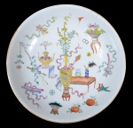 Prato circular em porcelana Chinesa, dinastia Qing reinado Qianlong (1735-1796),  esmaltagem policro