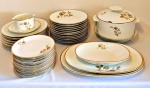 RENNER - "Médaillon". Parte de um serviço de jantar em porcelana branca, com 38 peças. Decor