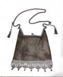 Antiga bolsa feminina de malha de prata com alça. Peso: 267g.