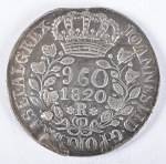 COLECIONISMO -REINO UNIDO - 960 RÉIS  - EM PRATA  COM SEERILHA GASTA   ANO 1820 . LETRA R      PESO