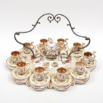 Elegante serviço para café composto de: grande base, açucareiro e dez xícaras com pires. em porcelan