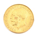 Broche feito por aproveitamento de moeda de libra esterlina, de "EDWARDVS VII" do ano de 190