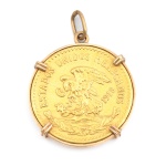 Pingente feito por aproveitamento de moeda mexicana de vinte gramas, em ouro amarelo, marcada "&