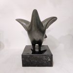 CESCHIATTI - Pomba de asas abertas, base em granito negro. Assinada e com selo da Fundição Zani. Alt