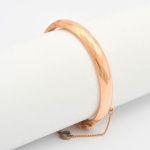 Bracelete infantil, em ouro amarelo, 18 K, aro arredondado e facetado, maior medida (fechada),  5,5