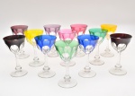 Doze taças de cristal europeu transparente. Duas azul e branco, duas vinho e branco, duas roxo e bra