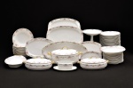 Aparelho de jantar de porcelana Tcheca, com 72 peças. Decoração policroma na borda com motivo floral