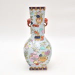 Vaso de porcelana chinesa policromada. Corpo quadrado decorado com motivo de floreiras, flores e fru