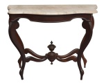 Console de madeira escurecida, no estilo Neo Rococó. 4 pernas arqueadas, com amarração contendo arre