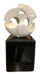 BRUNO GIORGI, Meteoro, escultura em mármore carrara, base em granito negro. Altura da escultura: 35c