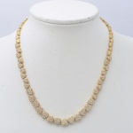 Gargantilha em ouro 18 K,  formato de corações cravejados de diamantes. Peso 37,5 g. Comprimento 43