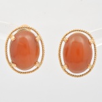 Par de brincos aplicados com grandes pedras ovais  de ágata, moldura, parte posterior e fecho em our