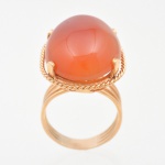 Anel em ouro amarelo, 14 K, aplicado com grande pedra oval,  de ágata, aro 14