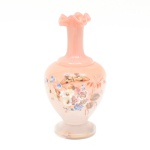 Antigo vaso bojudo em opalina cor de rosa, bojo ricamente decorado com aplicações de flores, folhage