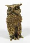 Escultura em bronze polido representando coruja, símbolo da sabedoria e inteligência. med: 9 cm