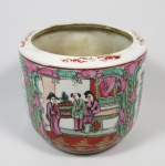 Cachepot em porcelana oriental no padrão mandarim da família verde, esmaltado com flores e personagens em cena de cotidiano. med: 10 cm x 12 cm