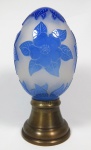 RAVAGANNI - Pinha em pasta de vidro Double azul no formato oval, decorada com flores e folhas sobre fundo satiné, base em bronze. med: 20 cm de altura