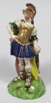 Estatueta policromada em porcelana francesa esmaltada e vitrificada, circa 1920, representando soldado romano. med: 18,5 cm de altura (restaurado)