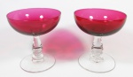 Par de cálices para champanhe em cristal europeu na cor rubi, haste no formato de balaústre e base circular translucidas. med: 10,5 cm