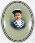 Placa em porcelana alemã para coleção no formato oval, moldura de bronze com borda perolada, assinado: L. STURM / DRESDEN, datado: 1889, representando menino com roupa de marinheiro. med: 13,4 x 10,5 cm