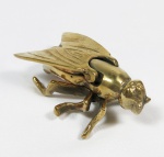 Caixa porta pílulas no formato de mosca em bronze polido. med: 4 cm x 10 cm de comprimento