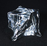 SAINT LOUIS - Peso de papel em bloco de cristal translúcido de famosa manufatura francesa no formato retorcido. med: 5 cm