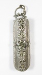 Antigo porta toalha sacro de batismo em prata, cinzelado na forma de acantos, sobreposto com formas de mandalas e mãos. med: 20 cm de altura
