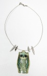 ABRAHAM PALATNIK - colar em prata com pendente no formato de coruja, arte cinética em acrílico translúcido. med: 40 cm de comprimento (colar) 7 cm de altura (coruja)