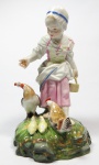 Menina alimentando galináceos, grupo escultórico em porcelana alemã "HOCHST", sec. XIX, esmaltado e vitrificado em policromia. med: 16 cm