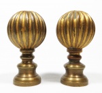 Par de pinhas para coleção em bronze, formato globular frisado. med: 7 cm de altura