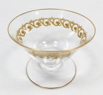 SAINT LOUIS - Taça em cristal translucido de famosa manufatura francesa, marca da cristaleria no fundo, decoração lavrada em forma de acantos realçadas a ouro, filetes a ouro. med: 7 cm x 10 cm de diâmetro