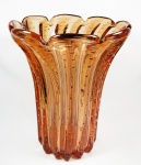 Vaso floreira em vidro italiano circa 1950 de murano na cor âmbar, corpo gomado, borda recortada, decoração interna com bulicante. med: 29 cm de altura x 24 cm de diâmetro