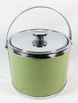Geleira (balde) circa 1950, em acrílico na cor verde, borda, tampa, alça e recipiente interno em metal prateado. med: 17 cm x 20 cm de diâmetro