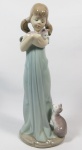 LLADRÓ, Menina brincando com gatos, escultura em porcelana espanhola esmaltada e vitrificada. med: 21 cm de altura