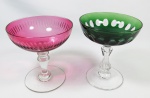 BACCARAT - Lote constando de duas tacas para champanhe em cristal de famosa manufatura francesa, lapidação dita dedão, sendo; (A) na cor Double rubi (B) na cor Double verde. med: 10 cm e 11 cm