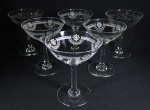 SAINT LOUIS - Conjunto constando de 06 taças em cristal translucido de famosa manufatura francesa, serviço "MANON", lavradas com motivos de flor de liz, gregas e ramagens. med: 12 cm