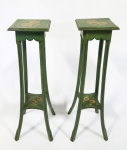 Par de colunas cantoneiras com dois platores em madeira laqueada na cor verde com pintura floral. med: 72 cm x 18 cm x 18 cm